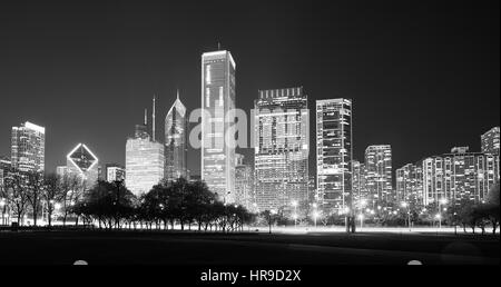 Noir et blanc photo panoramique de Chicago Downtown de nuit, Illinois, USA. Banque D'Images