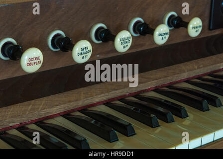 Clavier et orgue s'arrête d'un petit orgue d'église. L'Angleterre. UK. Banque D'Images