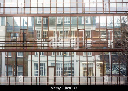 L'architecture brutaliste London : University of Westminster, 115 New Cavendish Street, Fitzrovia, Londres moderne en béton bâtiment brutalisme. Banque D'Images