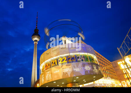 BERLIN - 2 octobre : Berlin Alexanderplatz, l'Weltzeituhr (World Time Clock), et la tour de télévision le 2 octobre 2010 à Berlin. L'Alexanderplatz est le centre Banque D'Images