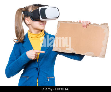 Happy little girl portant des lunettes de réalité virtuelle à regarder des films ou jouer à des jeux vidéo. Happy smiling kid avec lunettes VR et cardboar ondulé Banque D'Images