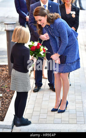 La duchesse de Cambridge est donné les fleurs comme elle arrive à la Ronald McDonald House Evelina Londres pour ouvrir leur "maison loin de la maison d'hébergement pour les familles des enfants traités à Londres Evelina Children's Hospital. Banque D'Images