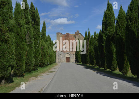 Abbaye de San Galgano, abandonné, l'endroit est devenu célèbre en raison de l'absence de toit. De nos jours attire des milliers de visiteurs chaque année et a également été Banque D'Images