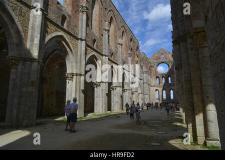 Abbaye de San Galgano, abandonné, l'endroit est devenu célèbre en raison de l'absence de toit. De nos jours attire des milliers de visiteurs chaque année et a également été Banque D'Images