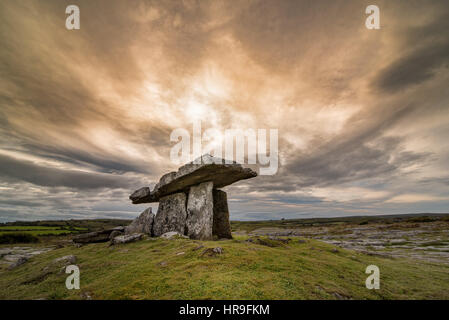 Tombeau de Poulnabrone portal, en Irlande situé dans le Burren, comté de Clare, Irlande Banque D'Images