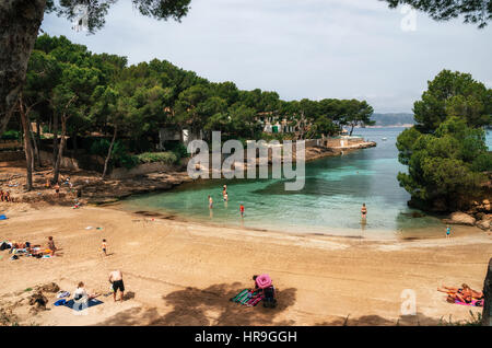 Peu Pellicer Plage de Santa Ponsa avec de l'eau azur vert, les baigneurs et les vacanciers dans une journée ensoleillée. Baie confortable avec du sable doré au milieu des pins. M Banque D'Images