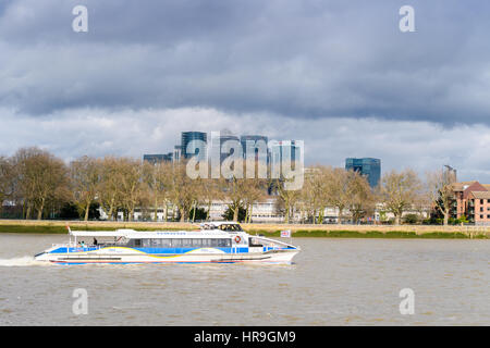 Riverbus en face de Canary Wharf, London, l'un des deux centres financiers. Banque D'Images