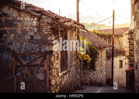 Street dans le village de montagne d'Agros. Limassol District, à Chypre. Banque D'Images