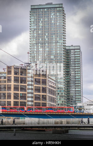 Traain sur le DLR, Canary Wharf, Londres, l'une des deux centres financiers. Banque D'Images