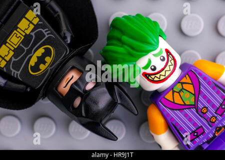 Tambov, Fédération de Russie - 11 février 2017 deux figurines Film Lego Batman - Batman et le Joker - sur fond gris Lego plaque de base. Studio sh Banque D'Images