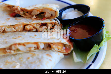 Mexican Quesadillas au poulet et deux sauces Banque D'Images