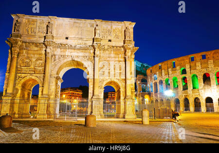 Vue sur l'Arc de Constantin et le Colisée de nuit à Rome, Italie Banque D'Images