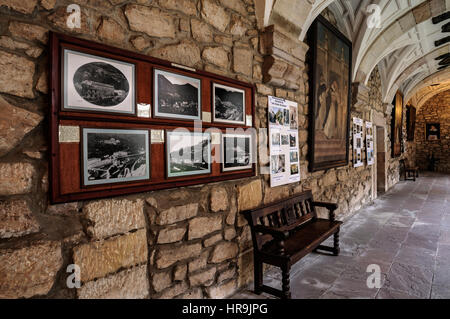 Sanctuaire de Nuestra Señora de las Caldas. Ensemble de deux bâtiments d'architecture, Église et Cloître.en Los Corrales de Buelna, Cantabrie, Espagne. Banque D'Images