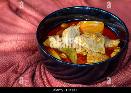 La cuisine thaï, curry massaman au bol noir Banque D'Images