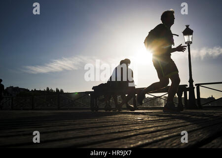 Silhouettes de personnes sur un après-midi ensoleillé au pont des arts à Paris, France Banque D'Images