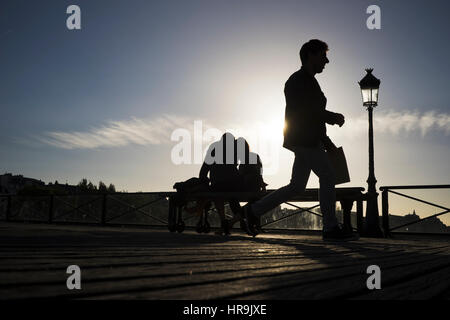 Silhouettes de personnes sur un après-midi ensoleillé au pont des arts à Paris, France Banque D'Images