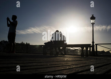 Silhouettes de personnes sur un après-midi ensoleillé au pont des arts à Paris, France Banque D'Images