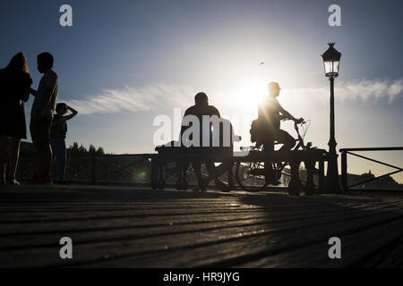 Silhouettes de personnes sur un après-midi ensoleillé au pont des arts à Paris, France Banque D'Images