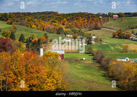 Les fermes amish dans une vallée avec la couleur des feuilles d'automne près de Walnut Creek, Ohio, USA. Banque D'Images