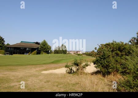 Vue sur l'ajonc bush de dard bunker pour le 18ème green et club-house, King's Hill, West Malling, Kent Angleterre Banque D'Images