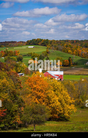 Les fermes amish dans une vallée avec la couleur des feuilles d'automne près de Walnut Creek, Ohio, USA. Banque D'Images