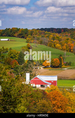 Les fermes amish dans une vallée avec la couleur des feuilles d'automne près de Walnut Creek, Ohio, USA. Banque D'Images