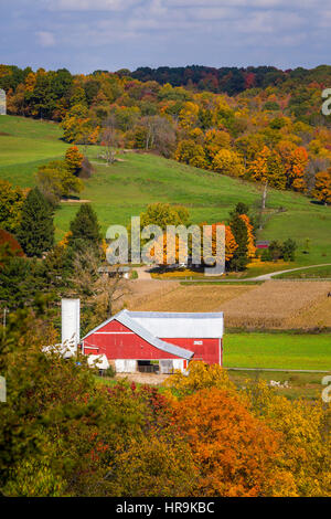 Les fermes amish dans une vallée avec la couleur des feuilles d'automne près de Walnut Creek, Ohio, USA. Banque D'Images