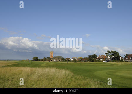 Vue de côté à l'herbe à la fétuque du 18e trou vers le bas vers le fairway, Littlestone Tee de golf, Littlestone, Kent, Angleterre Banque D'Images