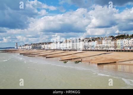 Front de mer de Hastings repris de la jetée victorienne dans l'East Sussex, Angleterre le 30 avril 2016. Fermée depuis 2008, la jetée a ré-ouvert ses portes en avril 2016. Banque D'Images