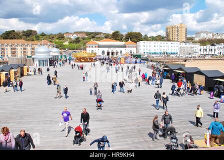 Les gens marcher sur la jetée victorienne à Hastings, East Sussex, Angleterre le 30 avril 2016. Fermée depuis 2008, la jetée a ré-ouvert ses portes en avril 2016. Banque D'Images