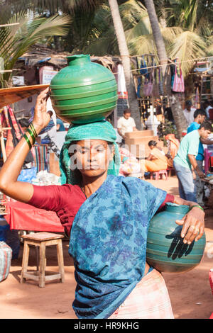 ,Local,femme,tête,chargement,transport,en plastique conteneurs,de,eau,tropical, paradise,a,Marché,d'Anjuna, plage d'Anjuna,,Goa, Inde,Indian,Asia,Asiatique, Banque D'Images