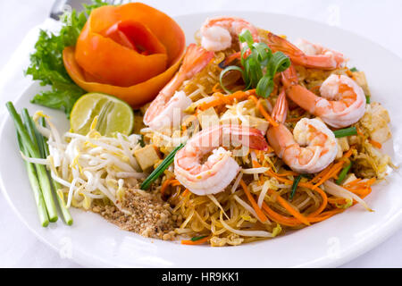 Thai Food : Pad Thai avec crevette nordique dans le plat blanc et blanc table top Banque D'Images