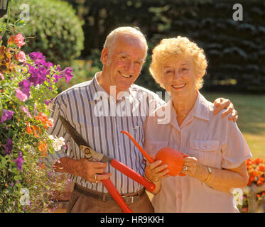 Couple de retraités Senior couple gardening. Banque D'Images
