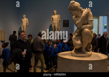 Les écoliers à l'époque hellénistique ricaner Aphrodite accroupie de Lely (Vénus) sculpture, le 28 février 2017, dans le British Museum, Londres, Angleterre. Banque D'Images