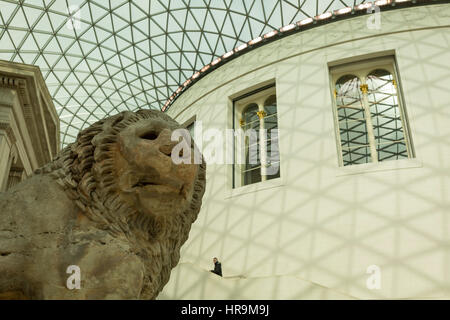 Le Lion de Cnide (ch. 350-200 avant J.-C.), un 7tonne de la colossale en marbre tombe cimetière turc, vivant actuellement dans la grande cour du British Museum, le 28 février 2017, à Londres, en Angleterre. La tombe se trouvait autrefois surplombant le port de Cnide et a été découvert en 1858. Banque D'Images