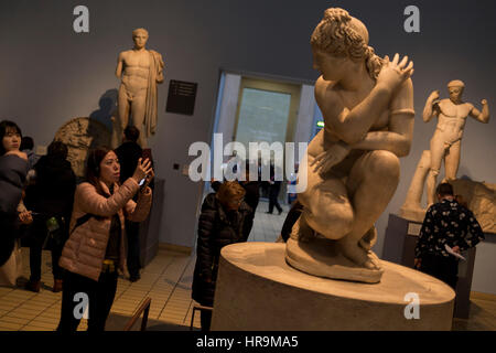 Une femme accroupie hellénistique la photographies d'Aphrodite (Vénus) sculpture de Lely, le 28 février 2017, dans le British Museum, Londres, Angleterre. Banque D'Images