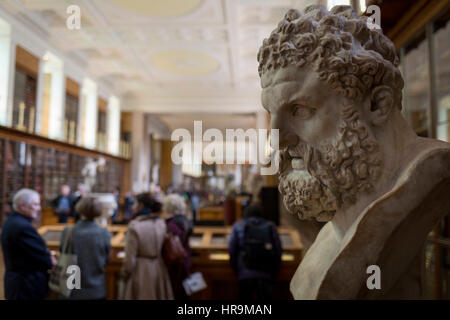 Le buste d'Hercule mythique, une copie romaine de l'ancien grec original par Lysippe (d'environ 325-300BC) donne sur la galerie lumières de la British Museum le 28 février 2017, à Londres, en Angleterre. La version romaine aurait été trouvé en lava au pied du Vésuve et présentée au musée par Sir William Hamilton en 1776. Hercules est l'adaptation du héros divin grec Héraclès, fils de Zeus (Jupiter) équivalent romain et le mortel Alcmene. Dans la mythologie classique, Hercules est célèbre pour sa force et pour ses nombreux des aventures. Banque D'Images