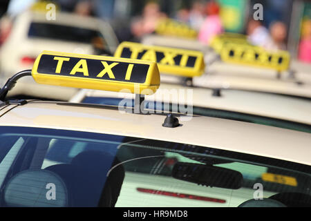 Les taxis Allemands attendent des passagers Banque D'Images