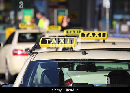 Les taxis Allemands attendent des passagers Banque D'Images