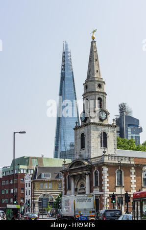 Vue de l'église Saint Georges et le Fragment de Borough High Street près de Borough Park, Londres, Grande-Bretagne Banque D'Images