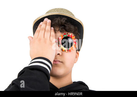 Boy wearing hat et lunettes en studio. Banque D'Images