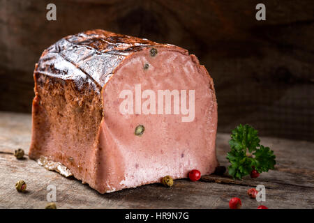 Le pâté de foie spécial fait à partir de différents types de viande avec des grains de poivre sur fond de bois Banque D'Images