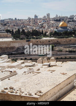 Un grand cimetière juif et encombré sur le Mont des Oliviers à Jérusalem. Banque D'Images