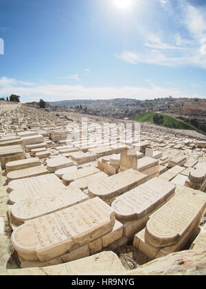 Un grand cimetière juif et encombré sur le Mont des Oliviers à Jérusalem. Banque D'Images