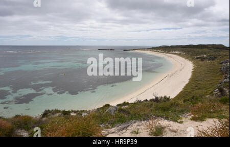 Vue sur plage surélevée à distance avec sable, roche, dunes et océan Indien à Seascape Rottnest Island en Australie occidentale. Banque D'Images