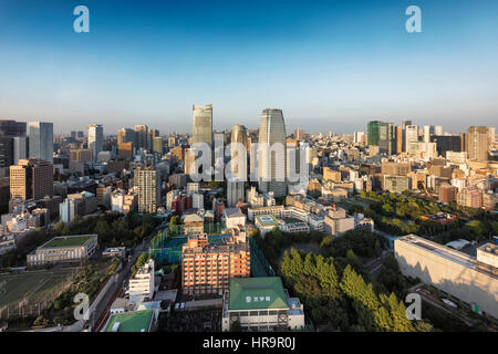 Toits de Tokyo pendant le coucher du soleil vu de la terrasse d'observation de la Tour de Tokyo. Banque D'Images