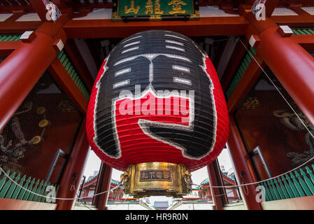 La Kaminarimon est la partie extérieure des deux grandes portes qui conduit finalement à l'Sensō-ji à Asakusa, Tokyo, Japon. La porte, avec sa lanterne un Banque D'Images