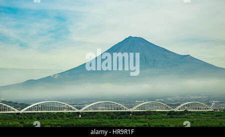 Mt. Fuji vu de Tokaido Shinkansen, Japon Banque D'Images