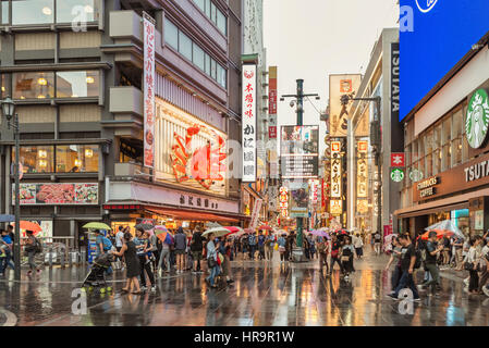 Osaka est bien connu pour son restaurant coloré, signes sur les rues avec des modèles des aliments proposés. Banque D'Images