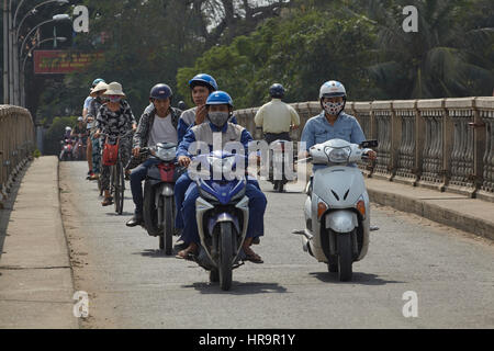 Motos sur Cam Nam Pont sur la rivière Thu Bon, Hoi An (Site du patrimoine mondial de l'UNESCO), Vietnam Banque D'Images